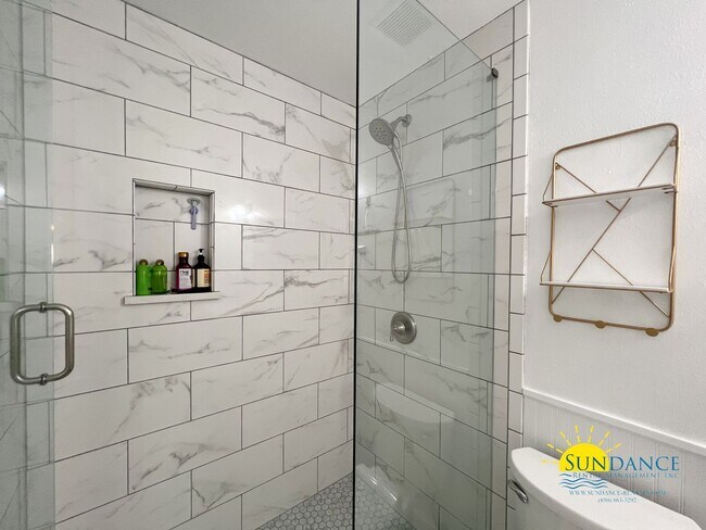 Building Photo - 2 Bedroom home with custom upgrades in the...