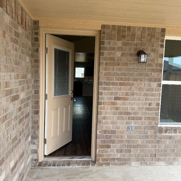 Building Photo - 10408 Admire St