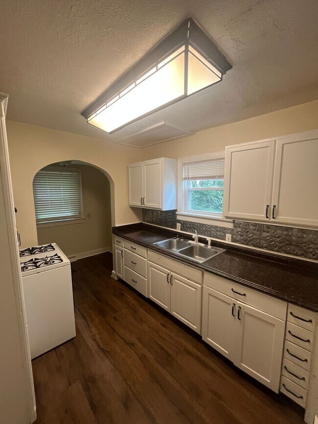 Building Photo - Section 8 Welcomed! 3 br / 1 ba Home for Rent
