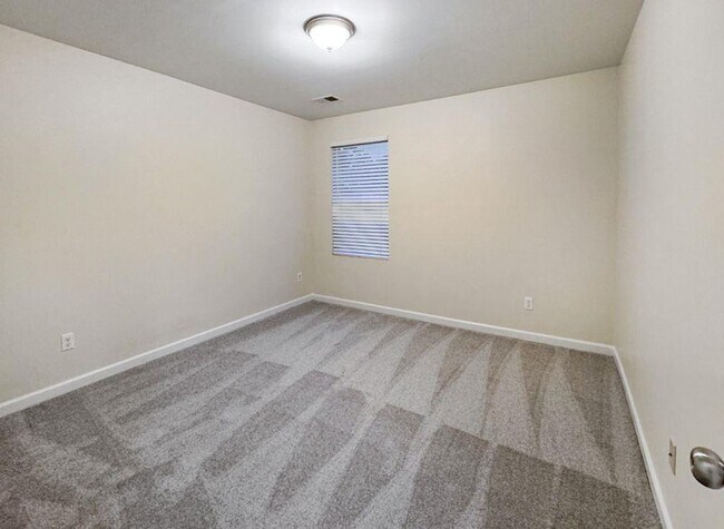 Building Photo - 18 Everett Cir SE
