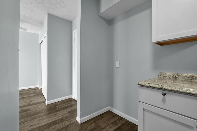 Building Photo - 2 Bedroom Apartment