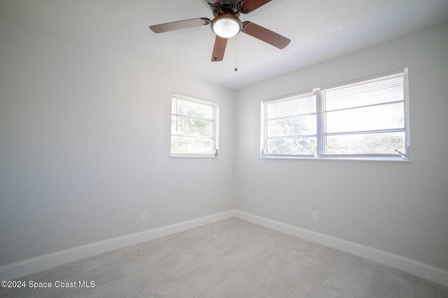 Building Photo - 230 W Towne Pl