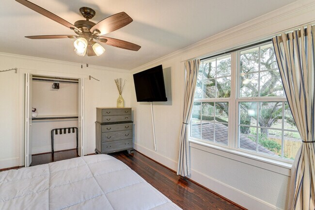 Building Photo - 5313 Palm Dr