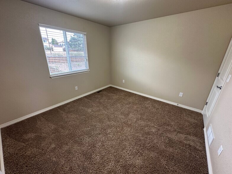 Building Photo - 8043 Pinfeather Dr