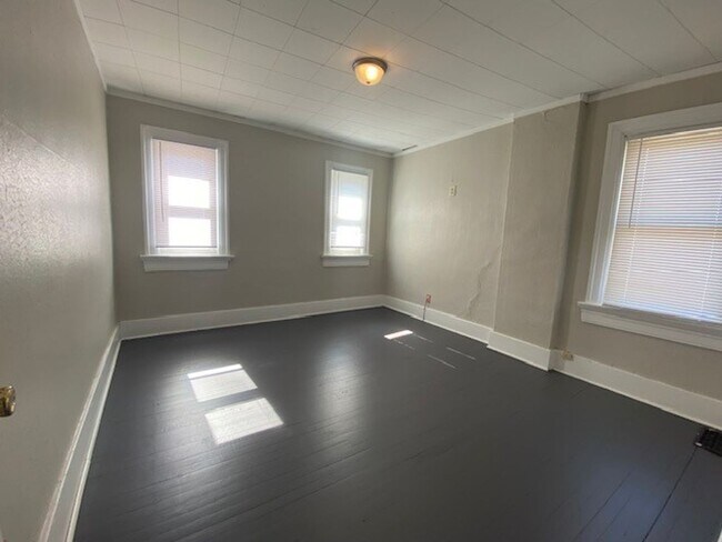Building Photo - A charming three bedroom, one bathroom sin...