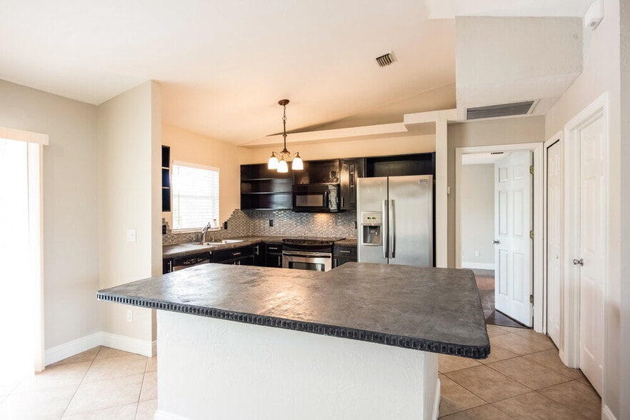 Building Photo - 811 SW 14th Pl