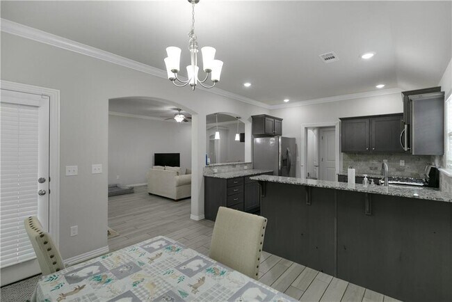 Building Photo - 1041 Lakeview Dr