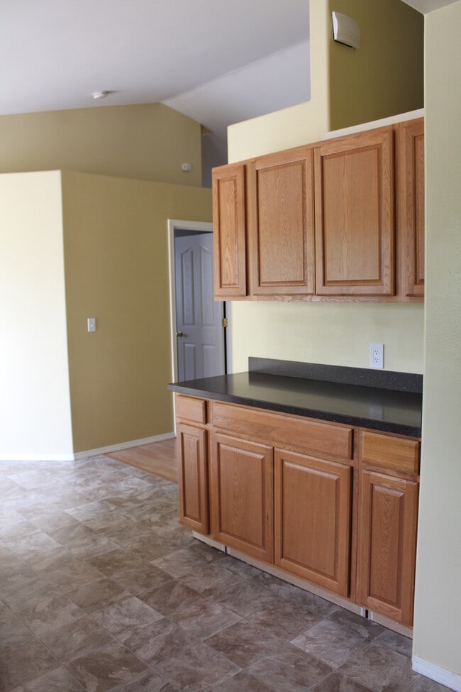 Building Photo - NE 4 Bedroom, 3 Bath, Gas Fireplace/Heat, ...