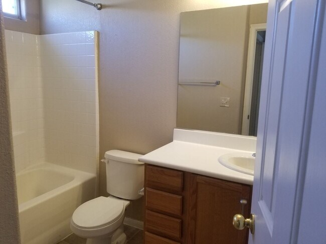 Building Photo - 2 Bedroom Single Family!!