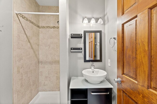 Building Photo - Available Now! 5 Minute Walk From Nats Par...