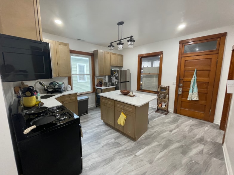 Building Photo - 5855 W Leland Ave