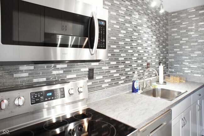 Building Photo - 230 E 9th St