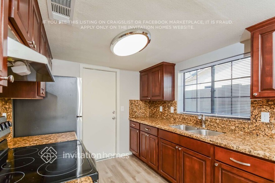 Building Photo - 11102 W Glenrosa Ave