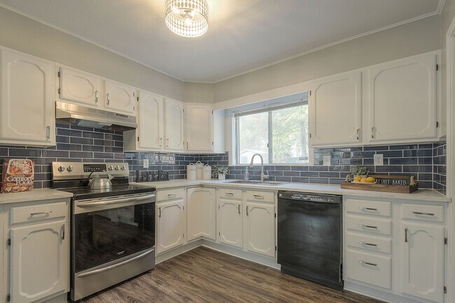 Building Photo - 2324 W 79th Terrace