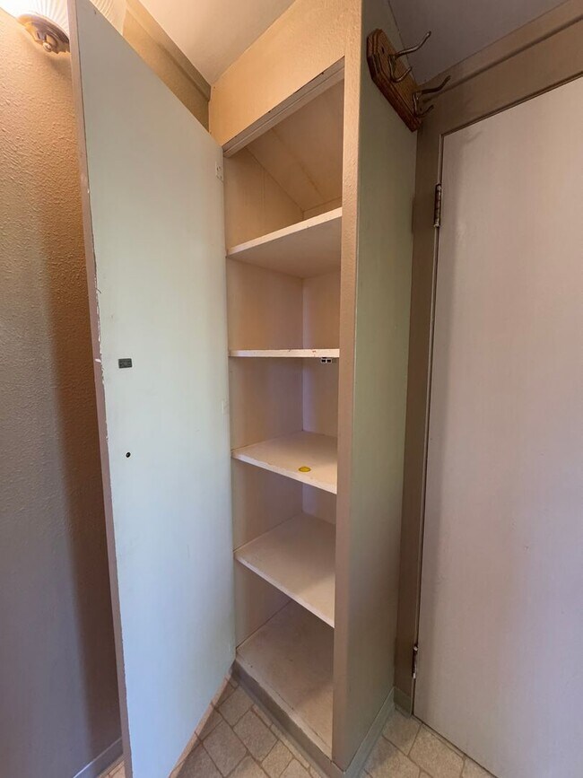 Building Photo - Spacious 6 Bedroom, 3 Bathroom Home Near CWU