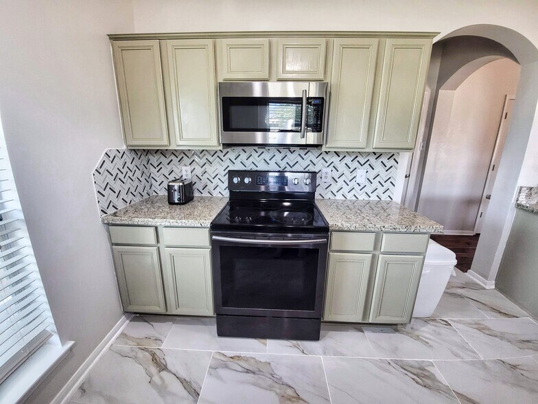 Kitchen Stove - 4710 Montclair Hill Ln