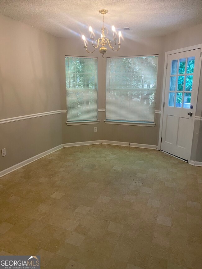 Building Photo - 553 Wren Walk