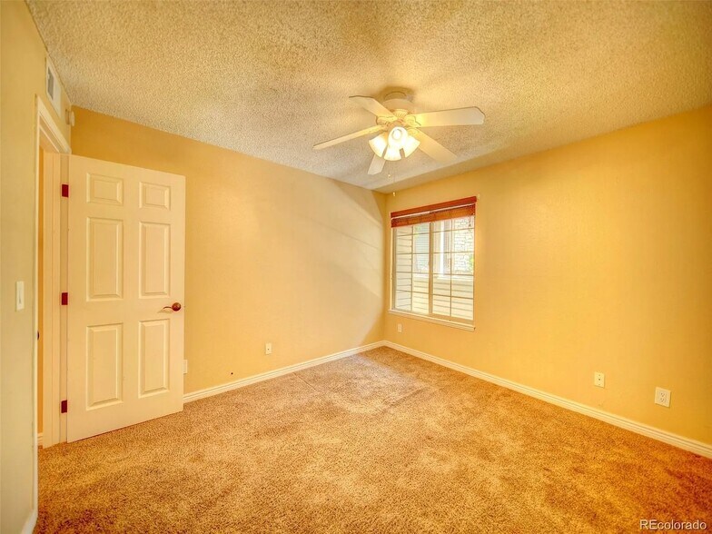 Building Photo - 922 S Walden St