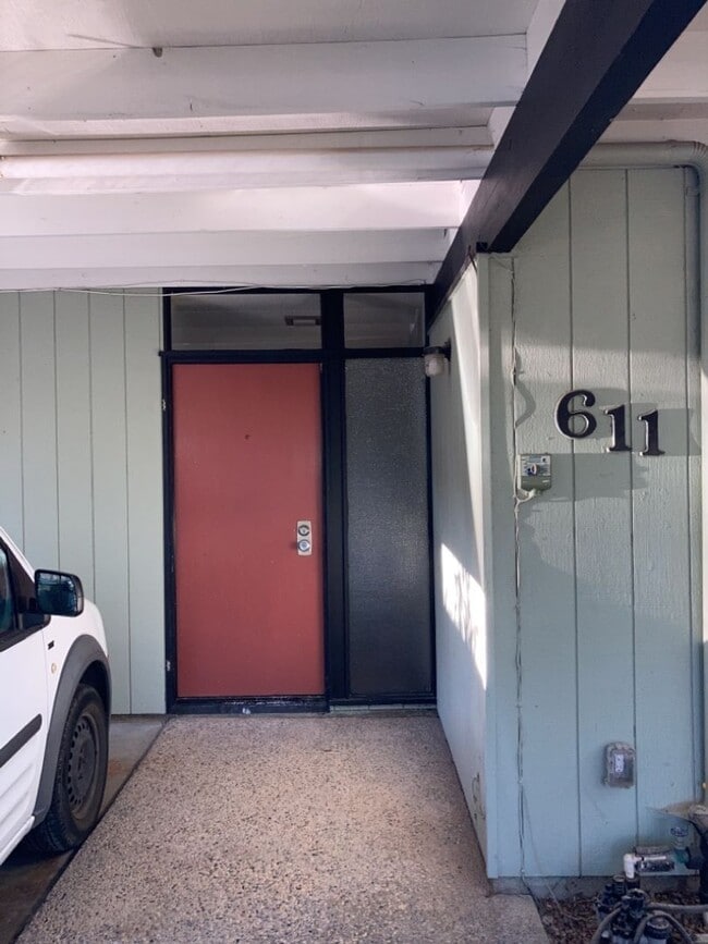 Building Photo - 3 bedroom duplex in North Davis