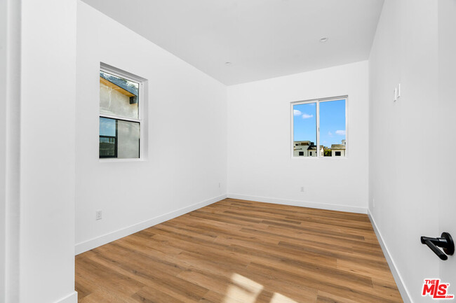 Building Photo - 10821 Morrison St