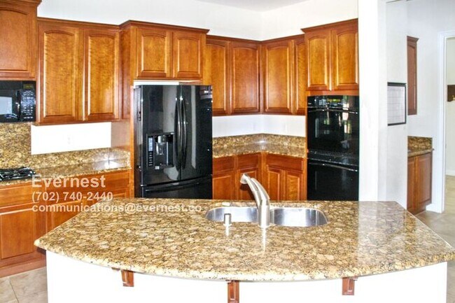 Building Photo - Stunning 5-Bedroom Home with Fireplace and...