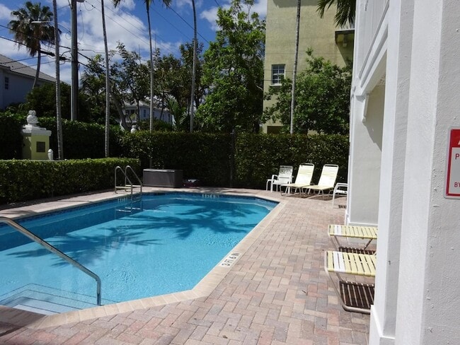 Building Photo - 2660 NE 8th Ave