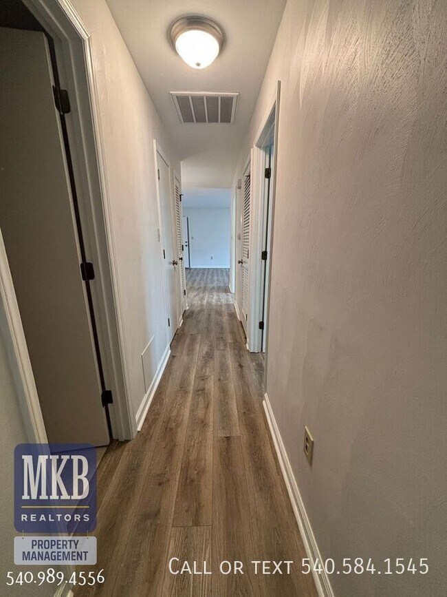 Building Photo - 2527 Gatehouse Ln