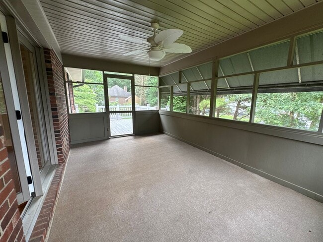 Building Photo - 3BR/3.5BA plus bonus Full-Brick Ranch with...