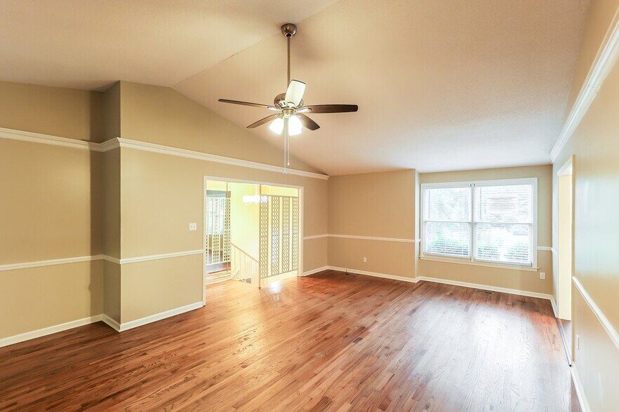 Building Photo - 800 Dunwoody Ln