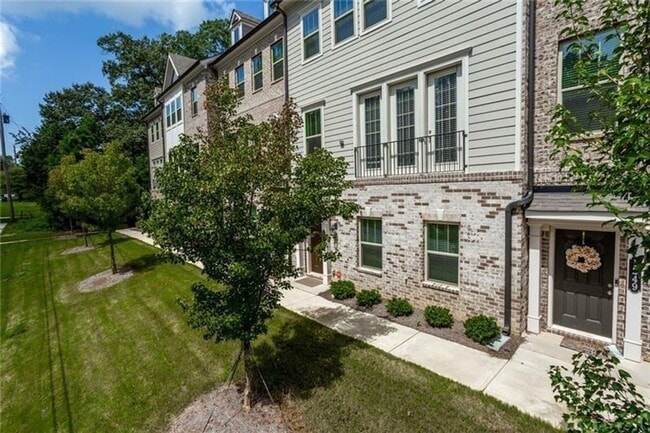 Building Photo - Large 3 Bedroom Luxury Townhome on Silver ...