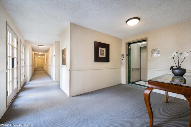 Building Photo - 11645 Montana Ave