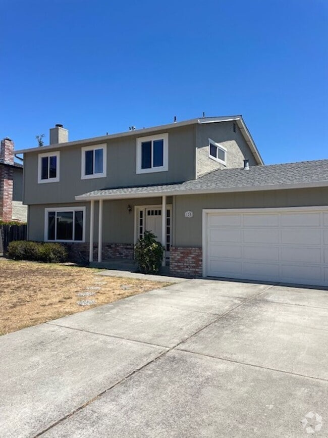 Building Photo - Four bedroom two and half bath on the uppe...