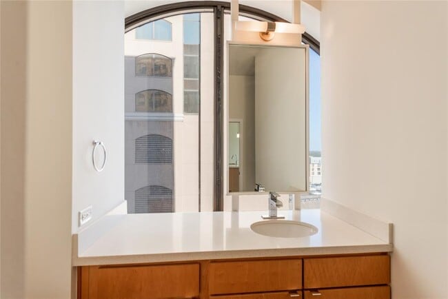 Building Photo - 507 Sabine St