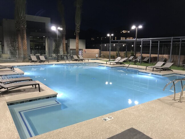 Building Photo - 2/BD 2.5/BA Luxury Gated Townhouse in Summ...