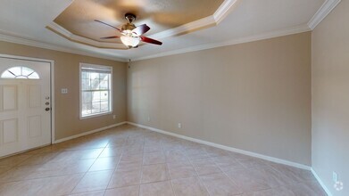 Building Photo - 2/1 Duplex Available for Immediate move-in!