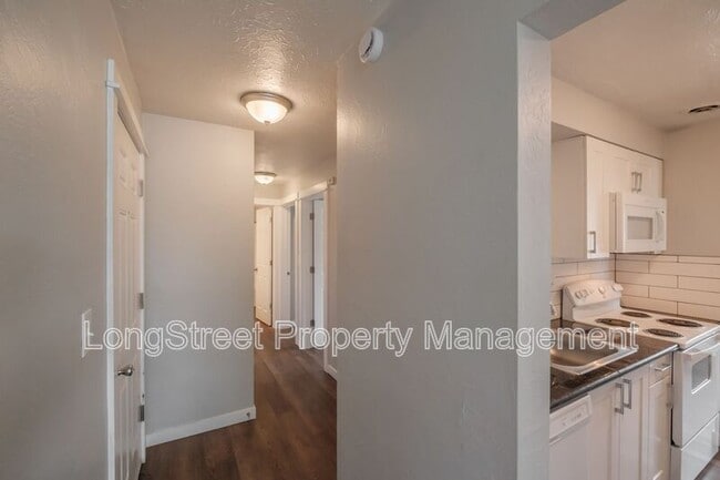 Building Photo - 208 SE 5th Ave