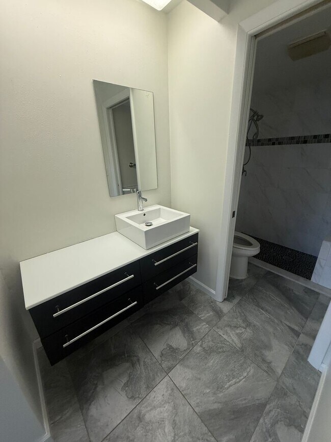 Building Photo - 2 Bed | 2 Bath | Updated Condo | Covered Parking