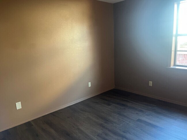 Building Photo - 317 W 16th Ct