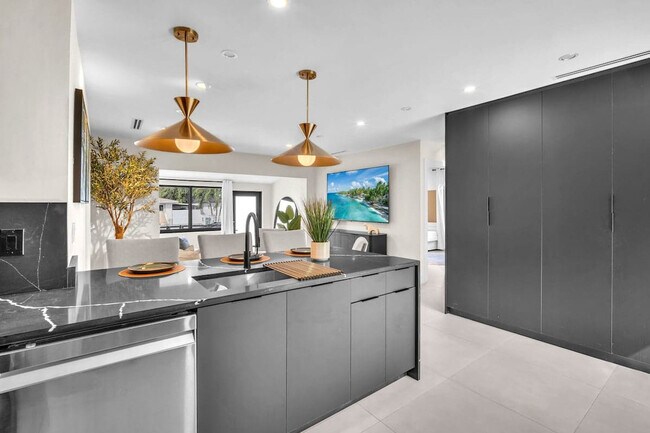 Building Photo - 400 NW 45th St