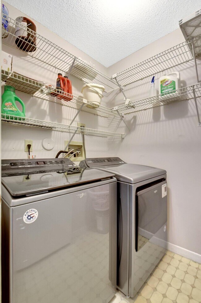 Building Photo - 6586 Southurst Terrace