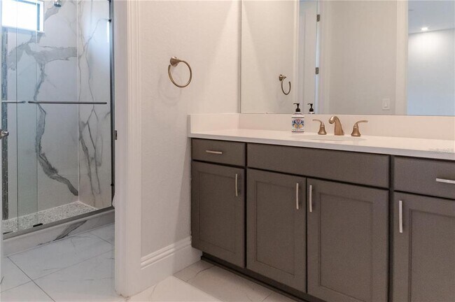 Building Photo - 13125 Casabella Dr