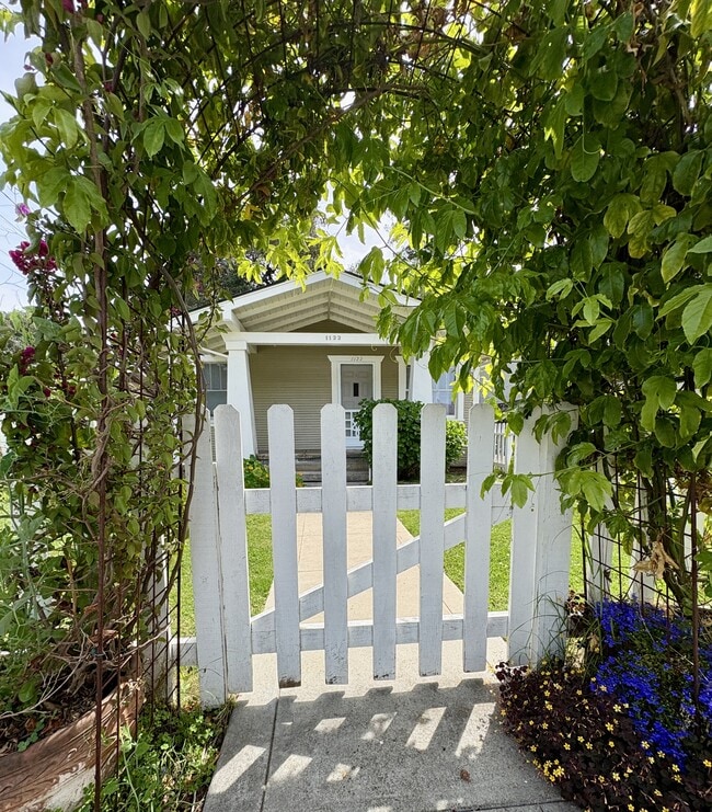 Building Photo - 1122 Channing Ave