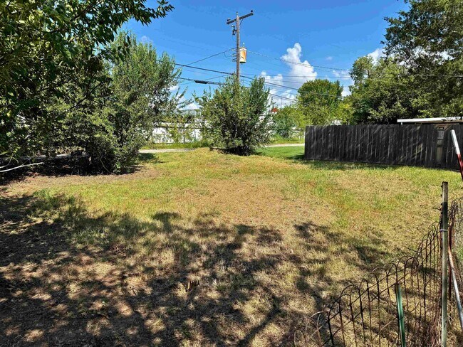 Building Photo - 3304 Sherwood Ln