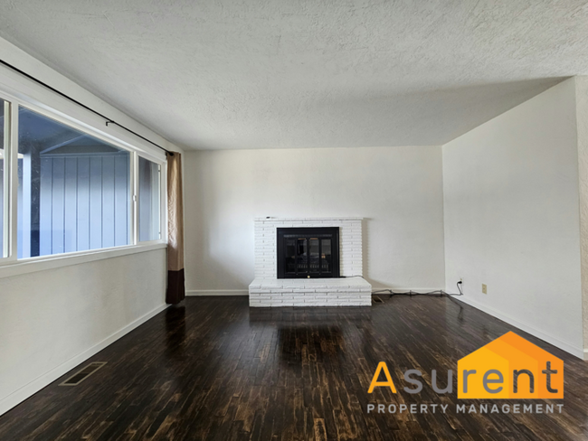 Building Photo - Newly Remodeled 3 Bedroom- 2 Full Bathroom...