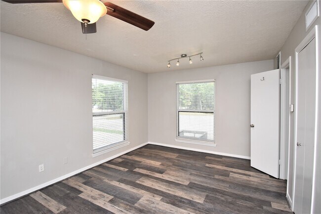 Building Photo - 909 FM 517 Rd E