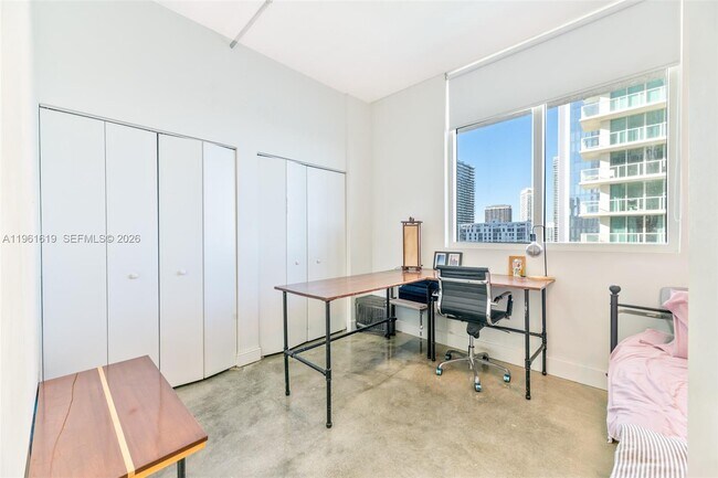 Building Photo - 700 NE 25th St