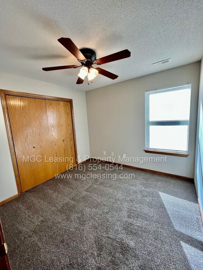 Building Photo - Raymore Townhome with Unfinished Basement ...