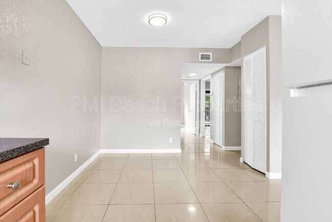 Building Photo - 700 Nottingham Cir
