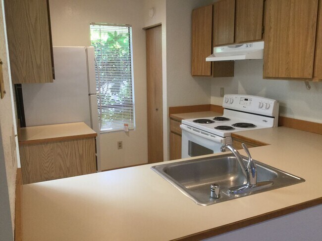 Building Photo - Charming 1-Bedroom Townhome in Hazel Grove...