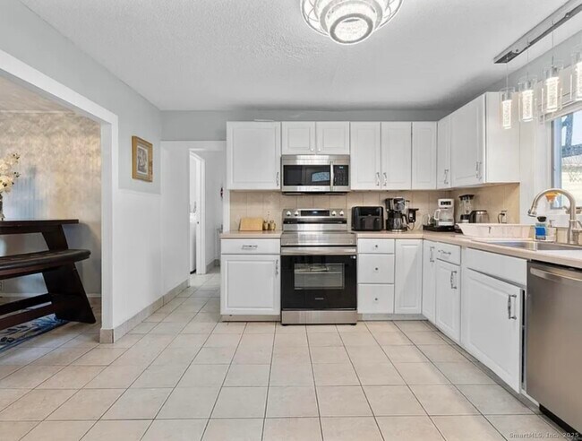 Building Photo - 24 Botsford Ave